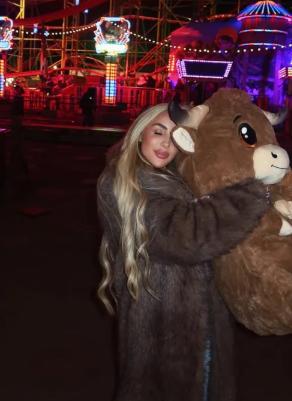 Tuvo una cita secreta y lo descubrieron: la espectacular rubia que conquistó a una estrella mundial