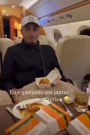 La 'humilde' cena de Raphinha con su esposa en sus días libres en Brasil: Esperaba algo romántico