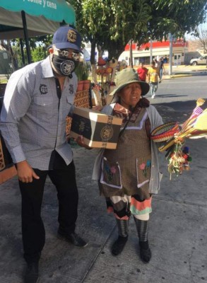 La hija del 'Chapo' Guzmán regala víveres y mascarillas con la imagen de su padre