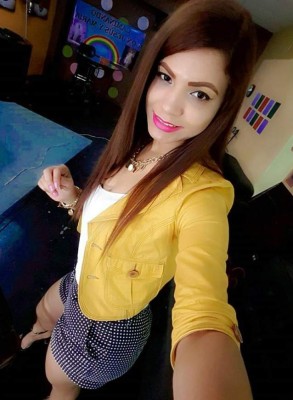 La guapa olanchana Kelin Acosta, una enamorada de Olimpia y la Bicolor