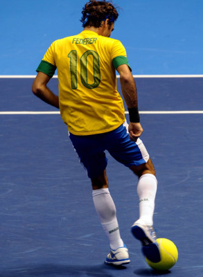 Roger Federer se despidió de Brasil realizó toques con una pelota gigante de tenis.