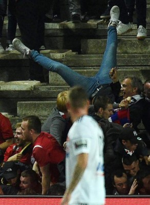 Las imágenes curiosas del fin de semana: La furia de Suárez y el infiltrado en el Camp Nou