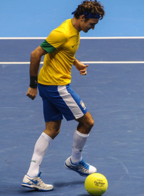 Roger Federer se despidió de Brasil realizó toques con una pelota gigante de tenis.