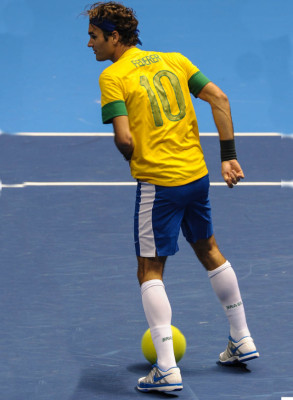 Roger Federer se despidió de Brasil realizó toques con una pelota gigante de tenis.