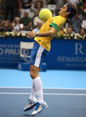 Roger Federer se despidió de Brasil realizó toques con una pelota gigante de tenis.