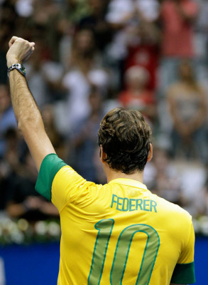 Roger Federer se despidió de Brasil realizó toques con una pelota gigante de tenis.