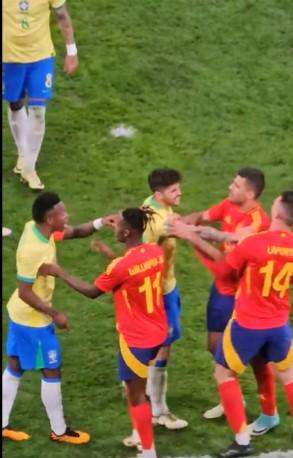 Vinicius lo hizo otra vez: Agarrón y bronca en el España-Brasil; Endrick y su emotivo gesto en el Bernabéu