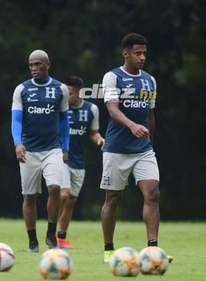 Consejos del Bolillo a un jugador y Kervin Arriaga toma precauciones: Las fotos del entreno de Honduras