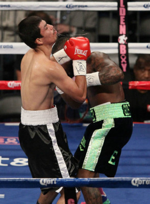 Nocaut del hondureño Eddie Gómez al mexicano Saúl Benítez