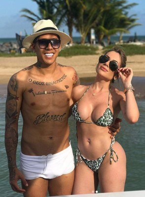 Firmino se relaja en lujoso yate junto a su esposa Larissa previo a la final de Champions