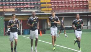 Ramón Núñez entrena con Jerry Palacios y otros jugadores de Alajuelense, mientras el equipo principal viajó para afrontar el inicio del torneo de Copa. Foto: Alajuelense
