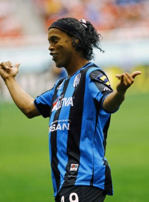 Ronaldinho anota su primer gol con Querétaro