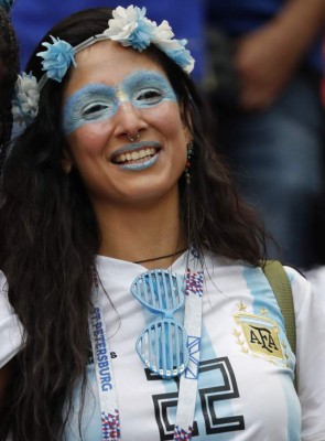 ¡HERMOSAS! Las bellas chicas en el juego entre Francia y Argentina en Rusia 2018