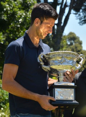 Novak Djokovic y su sesión de fotos con el trofeo del Abierto de Australia