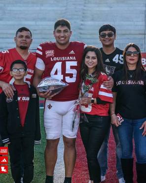 Kenny Almendares junto a su familia el año pasado cuando ganó el premio Lou Groza con los Ragins Cajun de Luisiana.