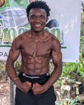 En plena forma se encuentra el boxeador hondureño “Erick El Terrible Arzú”. La postalita lo dice todo.