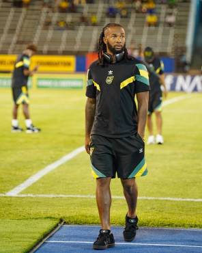 La selección de Jamaica se pasea por el National Stadium.