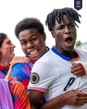 Keyrol Figueroa celebrando el gol del triunfo de su compañero Brooklyn Raines