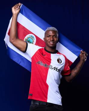 Jeyland Mitchell fue presentado como nuevo fichaje del Feyenoord.