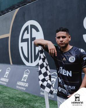 Pineda fue presentado en su estadio, al estilo europeo, posando con su nueva camiseta.