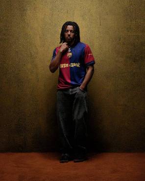 Jules Koundé posando la camiseta del Barcelona con Travis Scott.