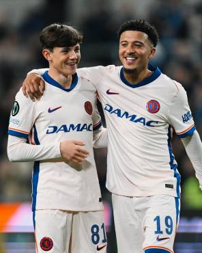 Reggie Walsh, con 16 años, debutó como profesional en Chelsea, junto a Sancho, una de las figuras.