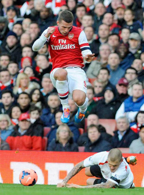Arsenal vencio 2-1 a Liverpool y clasificó a cuartos de final de la Copa FA.