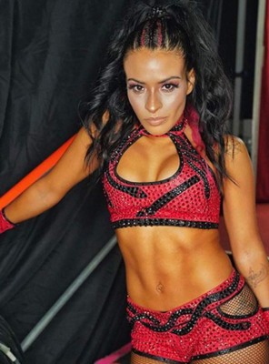 Zelina Vega se salta las normas de la WWE y se convierte en modelo para adultos