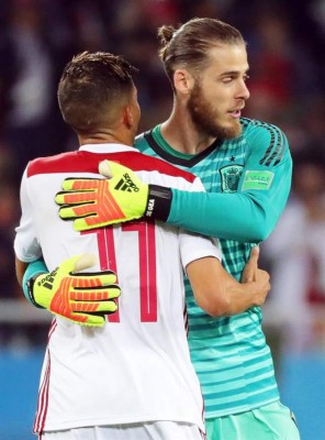 NO VISTE EN TV: Festejo de España, chicas lindas y jugador regaló sus botines