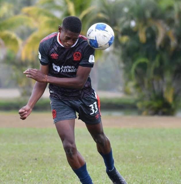 Alenis Valentín fue prestado por Leones a las divisiones inferiores del Olimpia. Actualmente pertenece al Consultants, pero entrena con el Cartaginés.