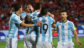 Argentina celebra uno de sus goles en el primer tiempo contra Chile.