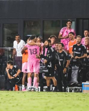 El momento exacto donde Jordi Alba se acercó a David Ruiz para dale un fuerta abbrazo y apoyarlo en este duro momento.