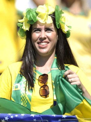 Aficionados disfrutan el Mundial a ritmo de samba.