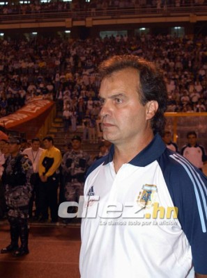 Las fotos que seguramente no habías visto de la visita de Marcelo Bielsa a Honduras en 2003