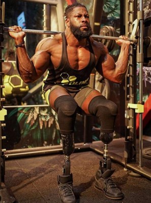 El fisicoculturista 'biónico': Perdió sus dos piernas en un accidente y ahora es un campeón