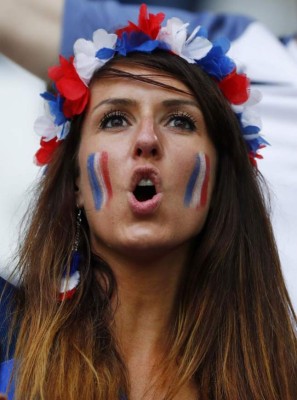 Bellas y ardientes albanesas calentaron la Eurocopa en el juego ante Francia