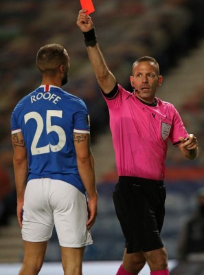 ¡Brutal patada en la Europa League! Delantero del Rangers le partió el rostro al portero del Slavia Praga