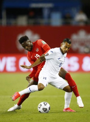 ¡Qué foto de Andy Najar conteniendo la furia de Alphonso Davies! Las mejores imágenes del Canadá-Honduras en Toronto