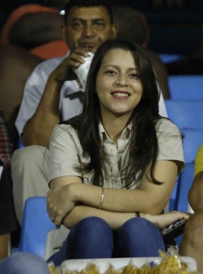 ¡Mamitas! Las explosivas chicas que embellecen los estadios de Honduras