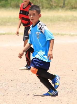 Los niños que son figuras en las polvorientas canchas de Tegucigalpa