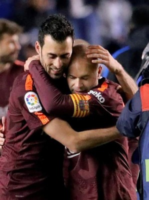 LO QUE NO SE VIO: Locura, lágrimas y la reacción de Iniesta tras el título del Barça