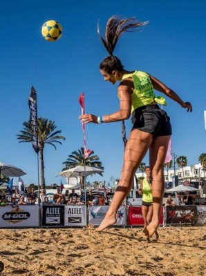 Así es la infartante brasileña que retó a Neymar y le ganó en tenis-fútbol