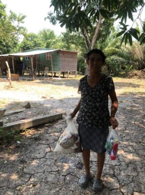 ¡Ejemplar! Barras de Olimpia y Marathón ayudan a personas dándoles comida