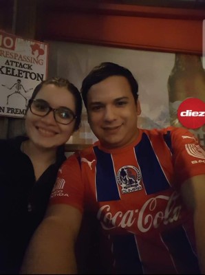 Ellos son los aficionados que desde temprano se pusieron la camisa del Olimpia
