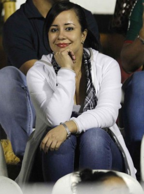 Las infartantes chicas que adornan la semifinal Real España-Marathón