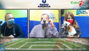 Momentos cuando el periodista deportivo, Orlando Ponce Morazán, discutía con sus compañeros y terminó casi se van a los golpes.