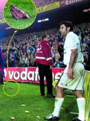 Las terribles imágenes que dejó la traición de Figo al Barcelona