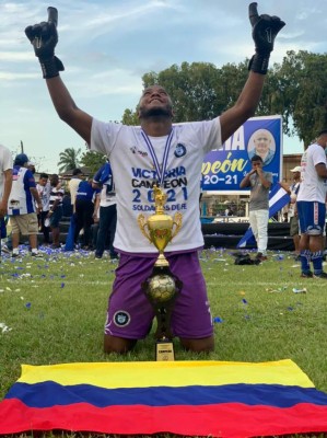 Las otras fotos que no has visto de la celebración del Victoria: 'Chato' Padilla sorprendido por su familia