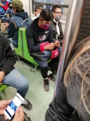 Con dos cracks del Barcelona y uno del Chelsea: Futbolistas que han usado transporte público