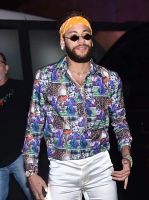 Neymar se viste de 'hippie' para celebrarle el cumpleaños a un amigo surfista en plena navidad